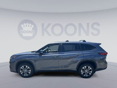 Used 2023 Toyota Highlander XLE AWD/4WD image 2