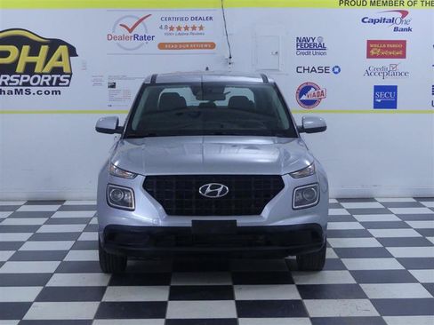 Used 2021 Hyundai Venue SE FWD image 2