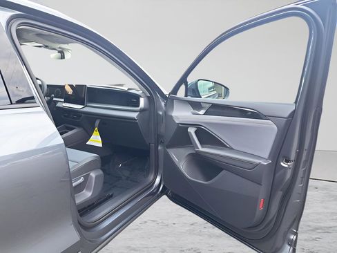 New 2025 Volkswagen Tiguan SE FWD image 17
