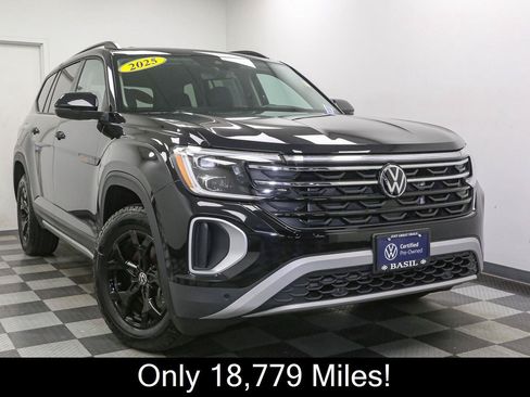 Certified 2025 Volkswagen Atlas Peak Edition SE AWD/4WD image 3