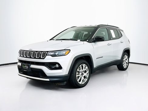 Used 2025 Jeep Compass Limited AWD/4WD image 3
