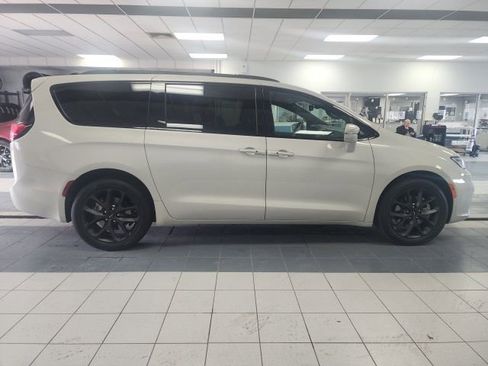 Used 2021 Chrysler Pacifica Limited w/ S Appearance Package image 2