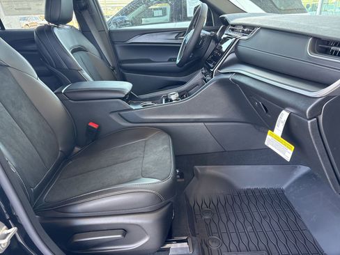 New 2025 Jeep Grand Cherokee Altitude image 15