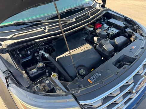 Used 2017 Ford Explorer XLT w/ Equipment Group 202A AWD/4WD image 26