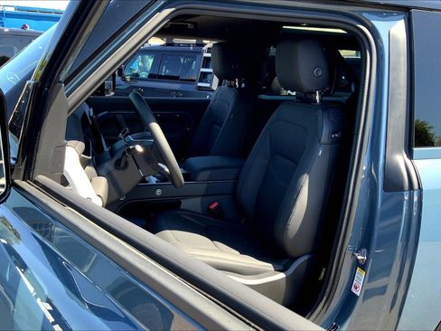 New 2025 Land Rover Defender 90 X-Dynamic SE image 10