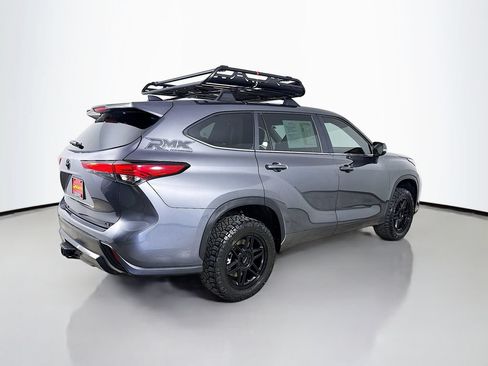 Used 2023 Toyota Highlander LE FWD image 8