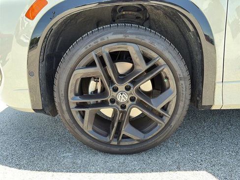 Certified 2025 Volkswagen Tiguan SE R-Line AWD/4WD image 9