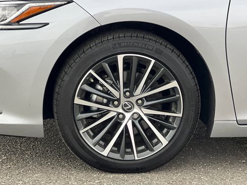 Used 2025 Lexus ES 350 w/ Premium Package FWD image 11