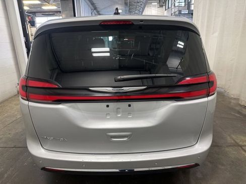 Used 2024 Chrysler Pacifica Touring-L image 4