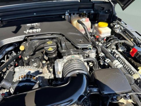 Used 2019 Jeep Wrangler Unlimited Sahara AWD/4WD image 31