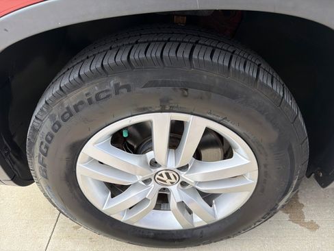 Used 2012 Volkswagen Tiguan S image 9