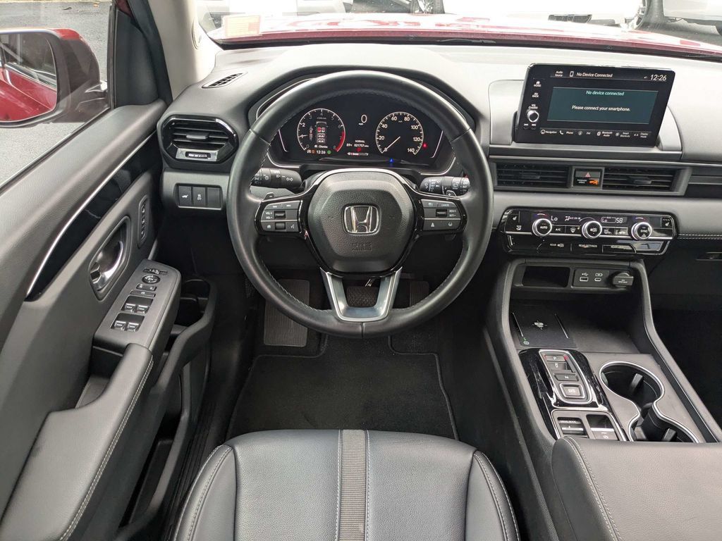 Used 2025 Honda Pilot Touring image 15