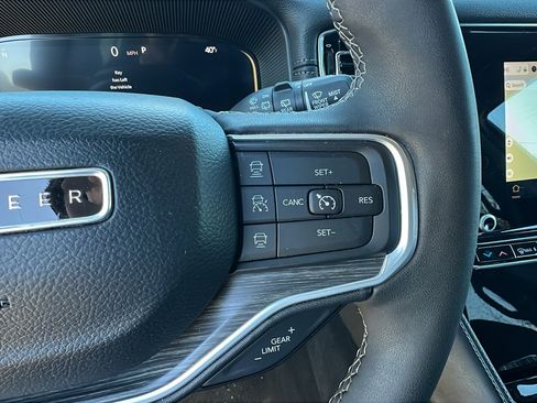 Used 2024 Jeep Wagoneer Series II w/ Flexible Seating Group image 30