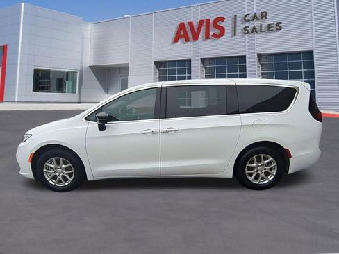 Used 2025 Chrysler Pacifica Select image 10