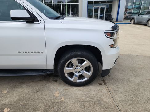 Used 2017 Chevrolet Suburban LT RWD image 9