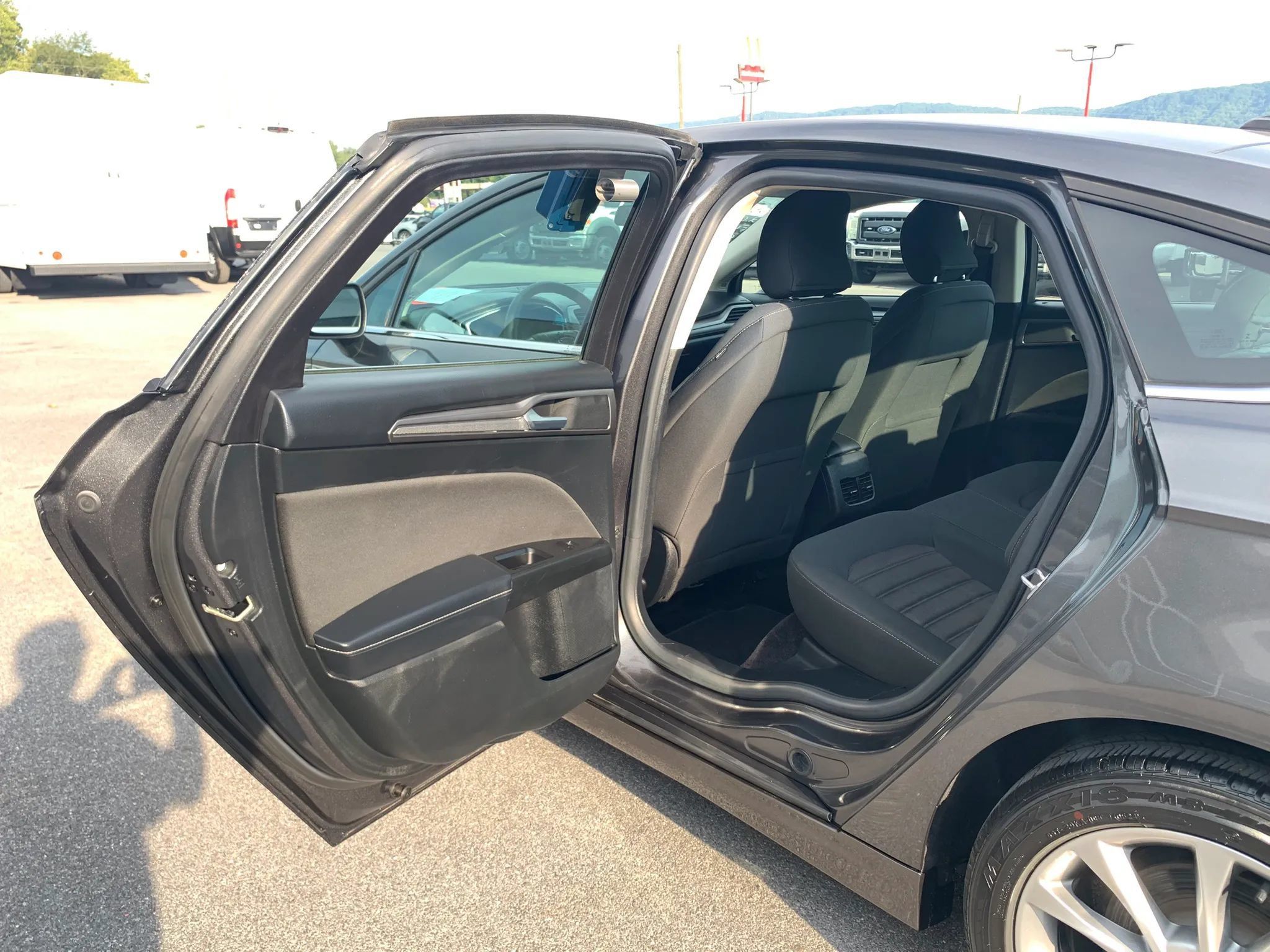 Used 2017 Ford Fusion SE FWD image 24