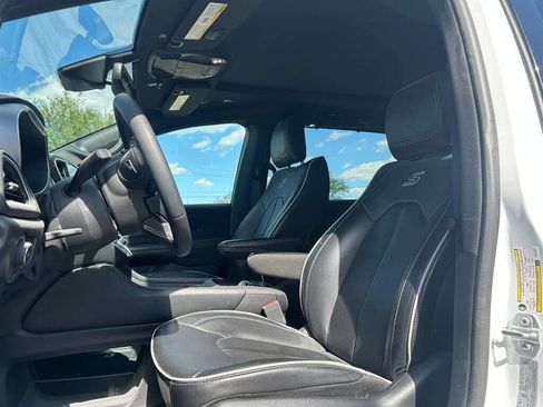 Used 2025 Chrysler Pacifica Limited FWD image 11