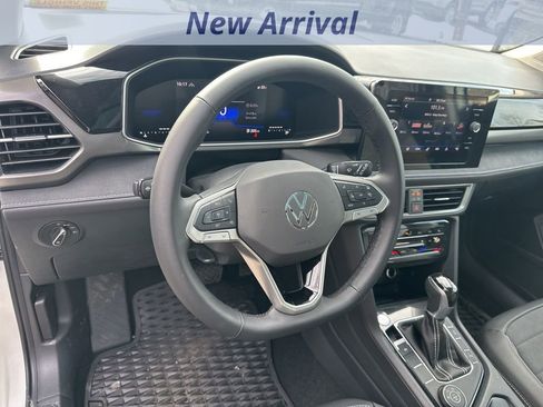 Used 2025 Volkswagen Taos SE image 11