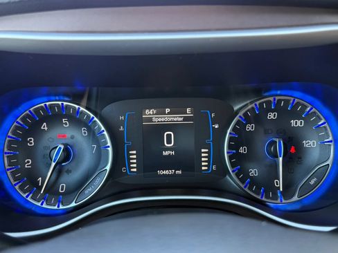 Used 2017 Chrysler Pacifica Touring-L FWD image 11