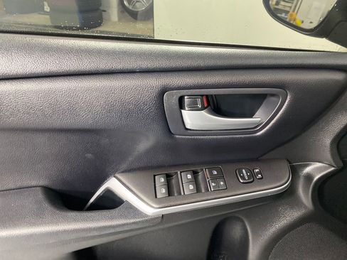 Used 2017 Toyota Camry SE image 11