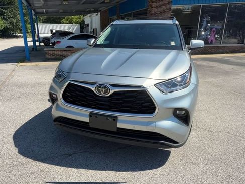 Used 2021 Toyota Highlander Limited AWD/4WD image 3