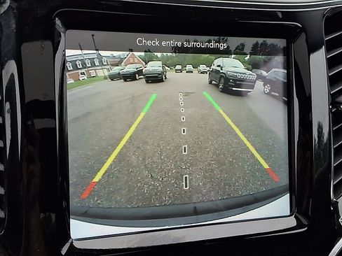 Used 2022 Jeep Cherokee Limited w/ Mopar Interior Package image 24