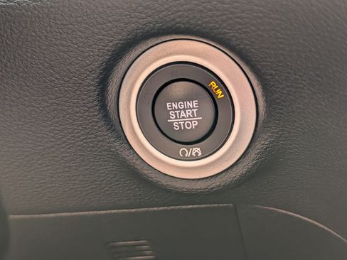 Used 2025 Chrysler Pacifica Limited FWD image 29