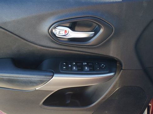 Used 2019 Jeep Cherokee Latitude w/ Popular Appearance Group image 18