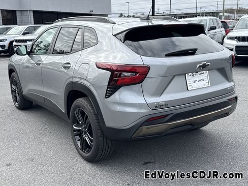 Used 2024 Chevrolet Trax ACTIV w/ Sunroof Package image 6