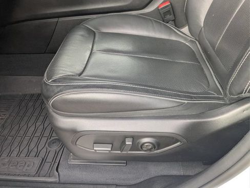 Used 2023 Jeep Grand Cherokee Overland AWD/4WD image 17