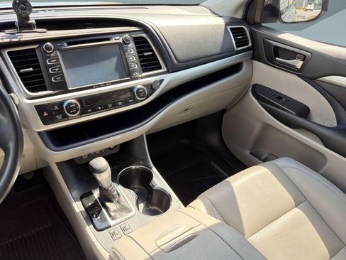 Used 2019 Toyota Highlander XLE FWD image 27