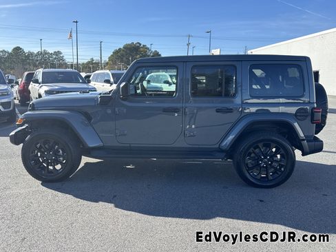Used 2025 Jeep Wrangler Sahara image 7