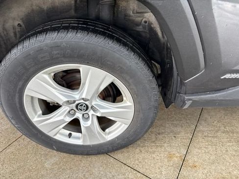 Used 2021 Toyota RAV4 XLE AWD/4WD image 10