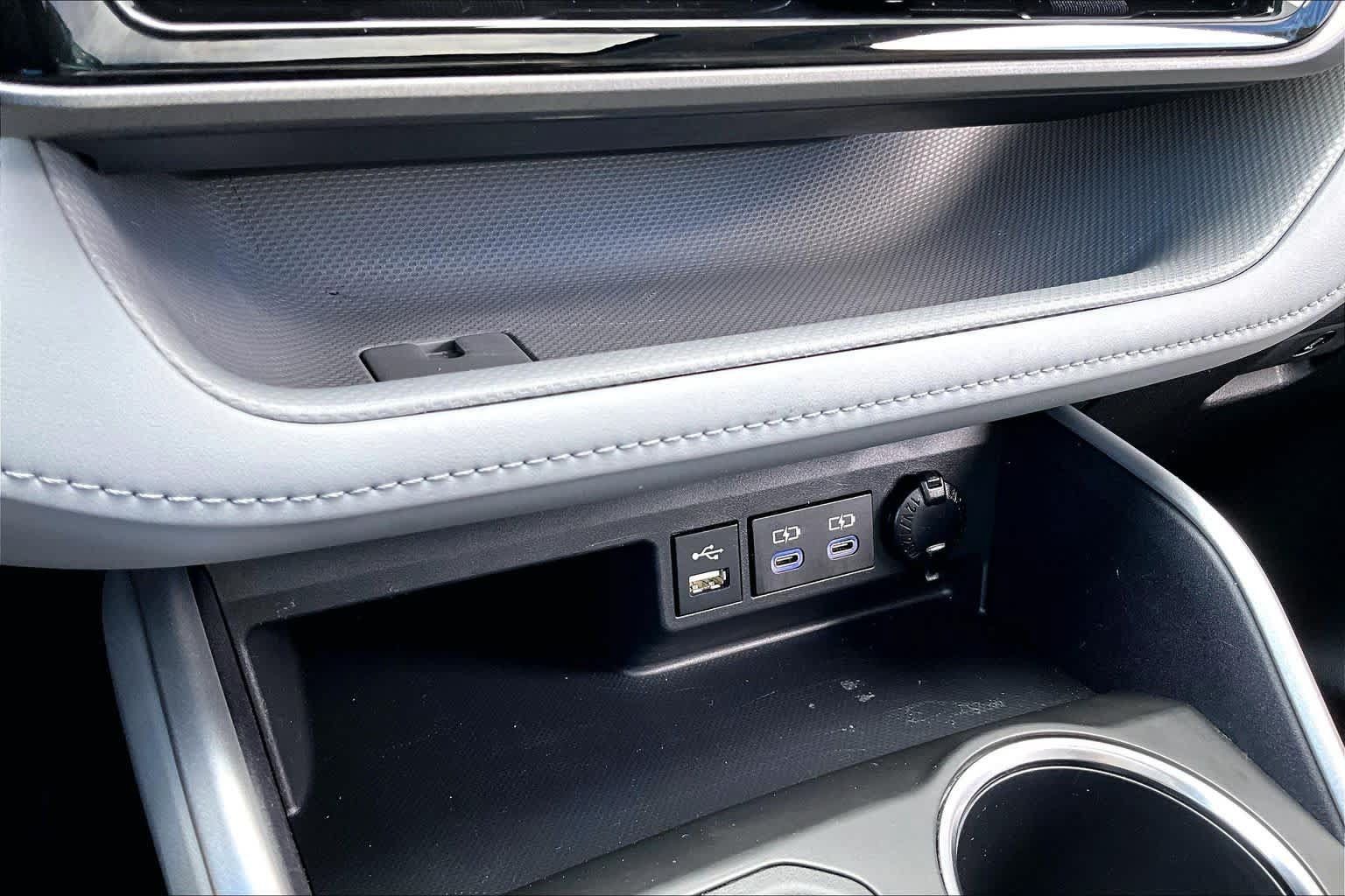 Used 2022 Toyota Highlander XLE AWD/4WD image 34