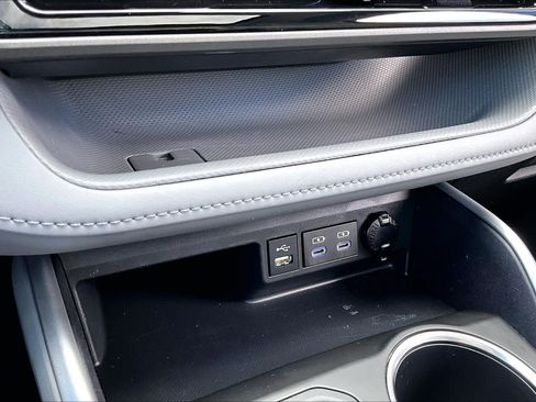Used 2022 Toyota Highlander XLE AWD/4WD image 34