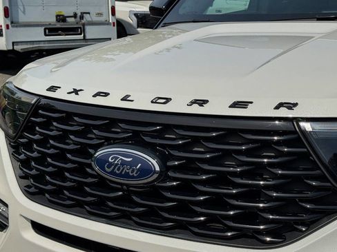 Used 2023 Ford Explorer ST-Line w/ Class IV Trailer Tow Package AWD/4WD image 9