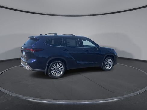New 2026 Toyota Highlander Platinum AWD/4WD image 2