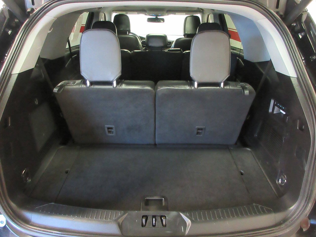 Used 2021 Ford Explorer Limited w/ Equipment Group 301A AWD/4WD image 28