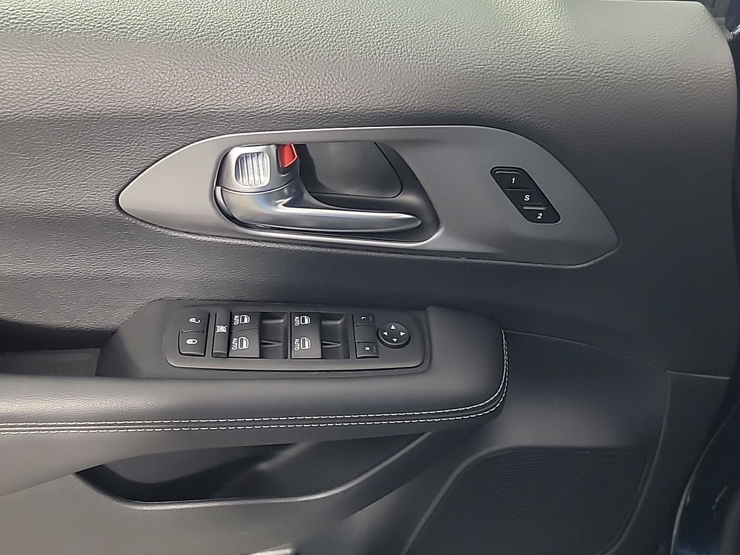 Used 2025 Chrysler Pacifica Select FWD image 37