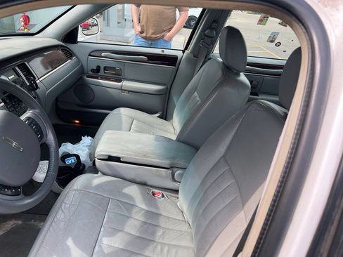 Used 2006 Lincoln Town Car Signature RWD image 12