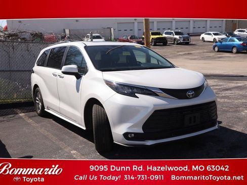 Used 2025 Toyota Sienna XLE image 1