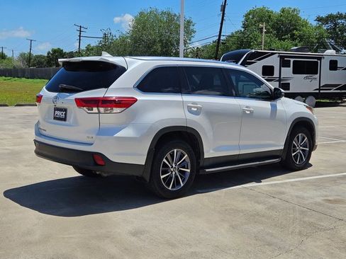 Used 2019 Toyota Highlander XLE FWD image 5