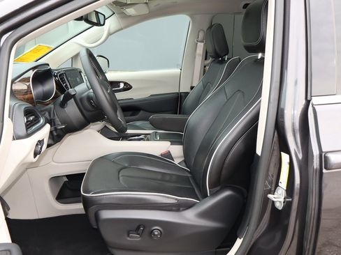 Used 2023 Chrysler Pacifica Limited image 7