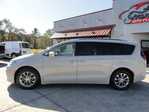 Used 2021 Chrysler Pacifica Touring-L w/ Premium & Safety Sphere Group image 3