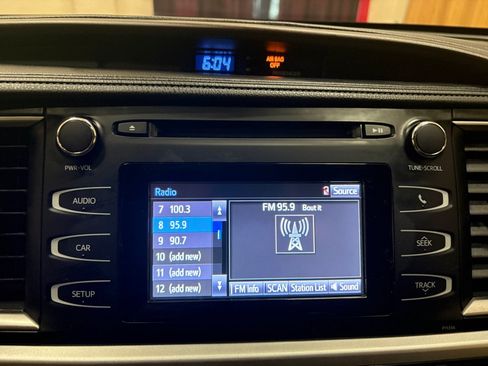 Used 2018 Toyota Highlander LE AWD/4WD image 27