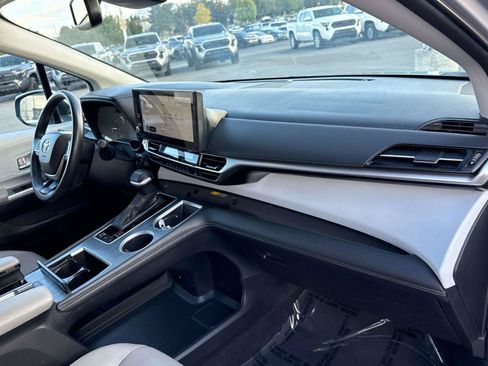 Used 2025 Toyota Sienna XLE FWD image 18