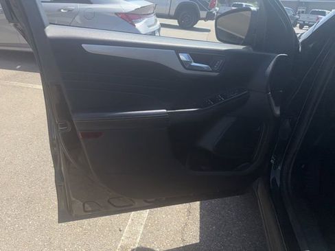 Used 2021 Ford Escape SE w/ SE Sport Appearance Package image 9