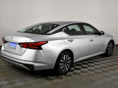 Used 2024 Nissan Altima 2.5 SV FWD image 6