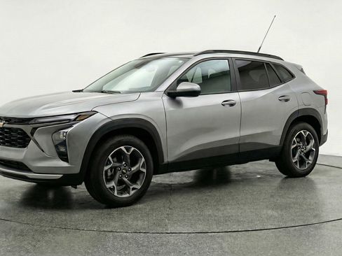 Used 2025 Chevrolet Trax LT FWD image 3