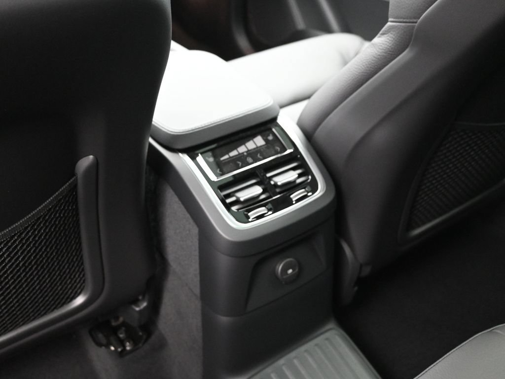 Certified 2025 Volvo XC90 T8 Core w/ Protection Package Premier AWD/4WD image 30